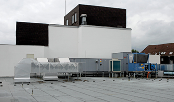 Moderne Klimatechnik auf dem Geschäftsgebäude